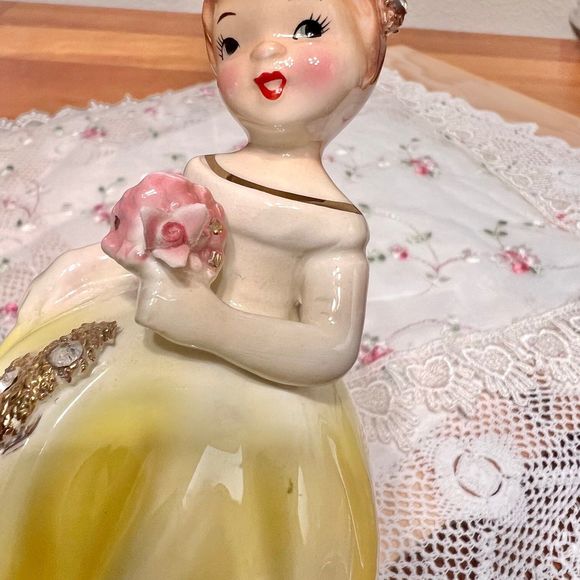 Vintage Lefton s Exclusives Yellow Girl Figurine 610, Ceramic Figurine - Picture 8 of 10